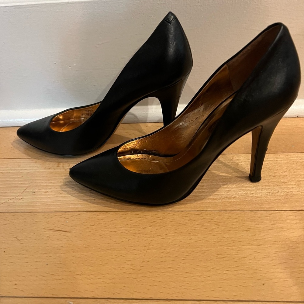 BCBGMAXAZRIA pumps
